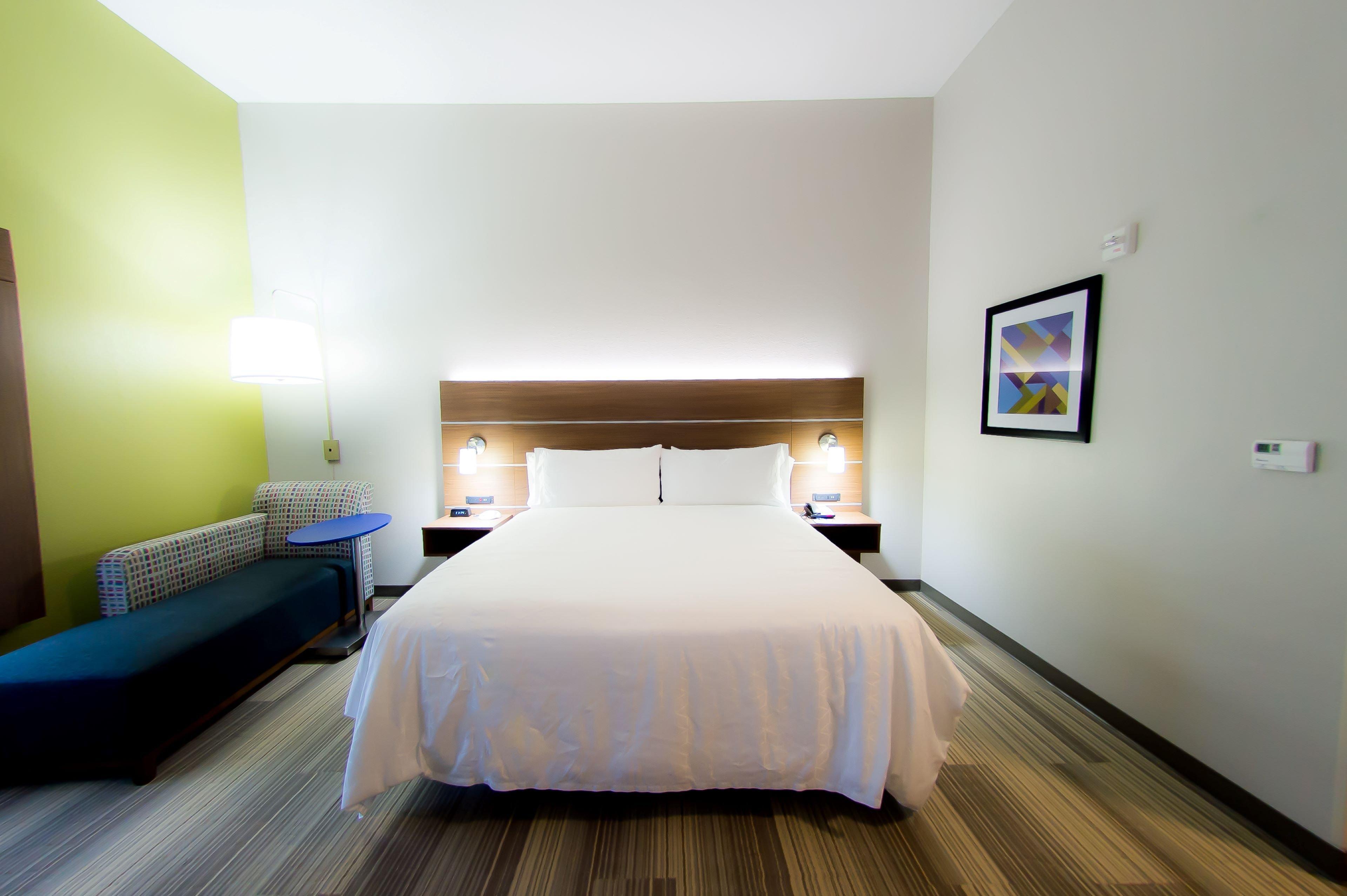 Holiday Inn Express & Suites Стейтсвил Екстериор снимка