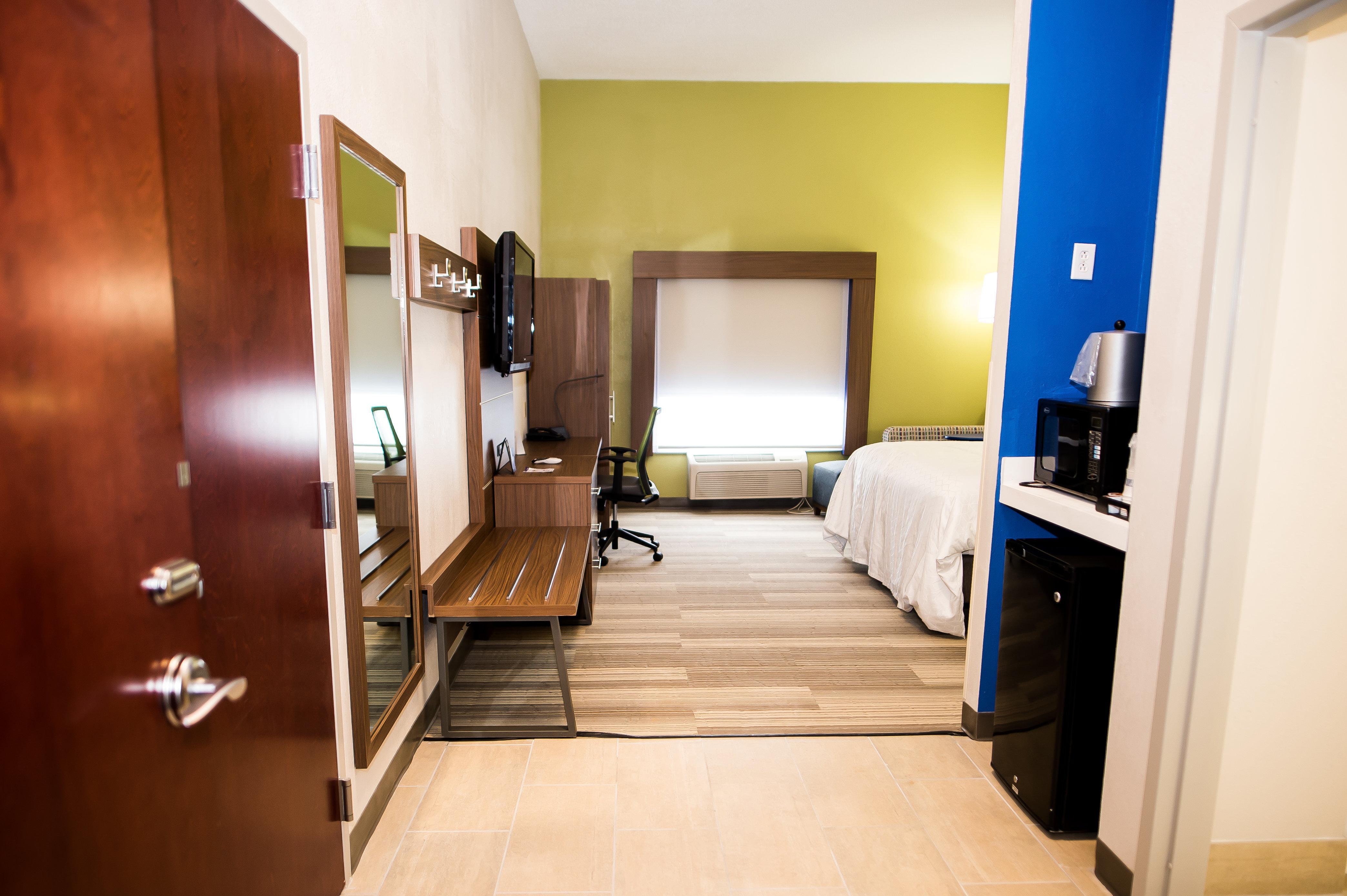 Holiday Inn Express & Suites Стейтсвил Екстериор снимка