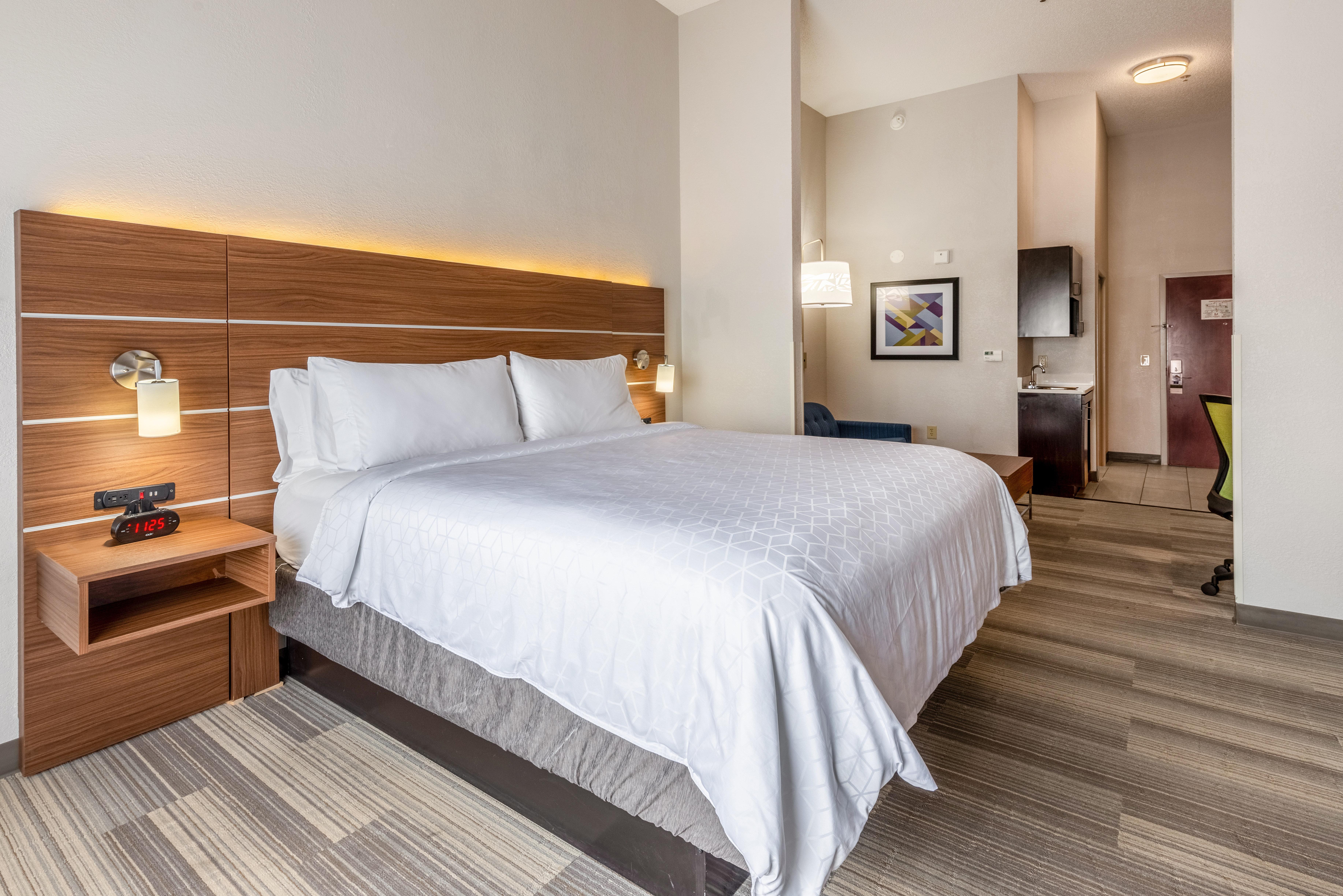 Holiday Inn Express & Suites Стейтсвил Екстериор снимка