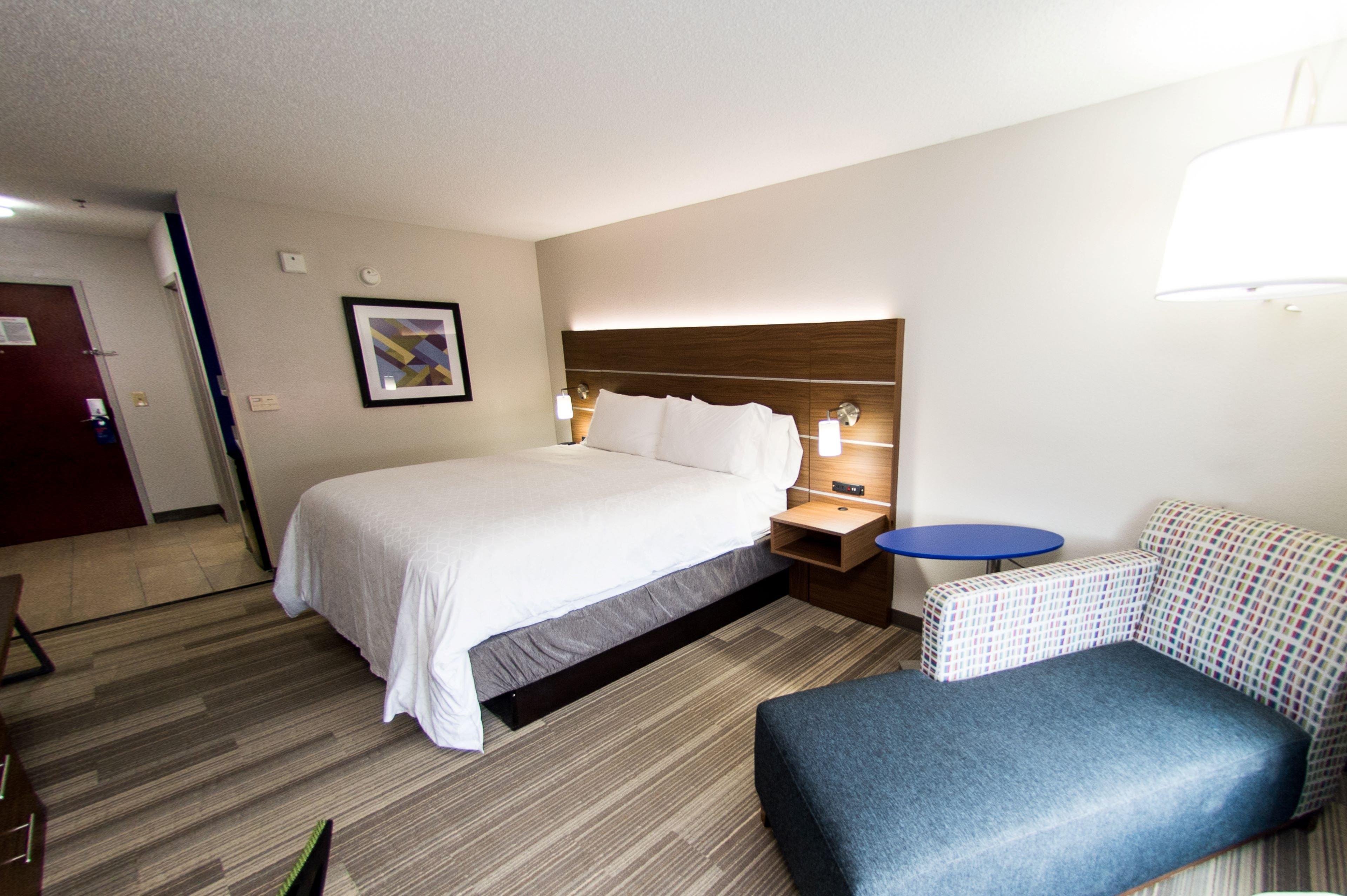 Holiday Inn Express & Suites Стейтсвил Екстериор снимка