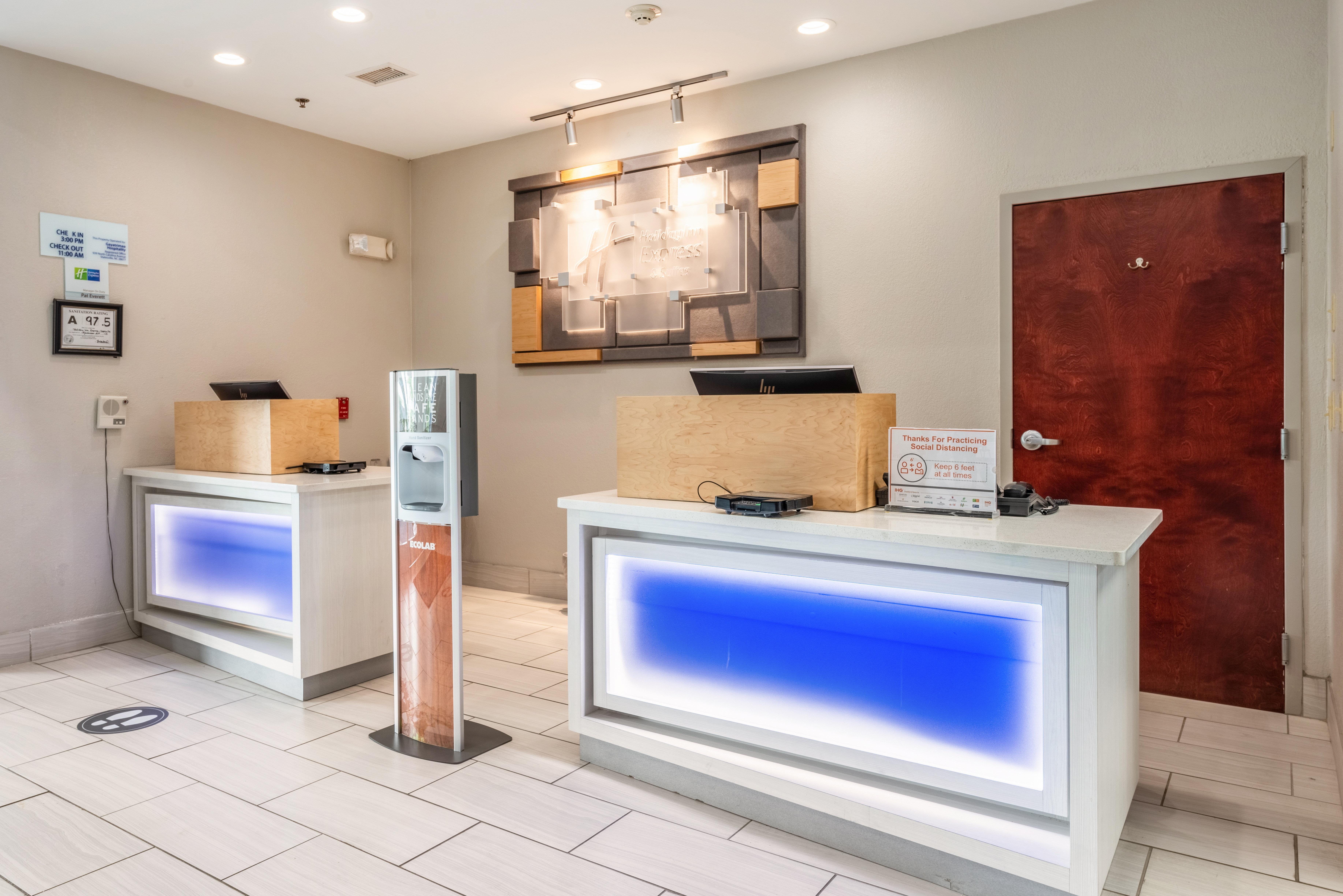 Holiday Inn Express & Suites Стейтсвил Екстериор снимка