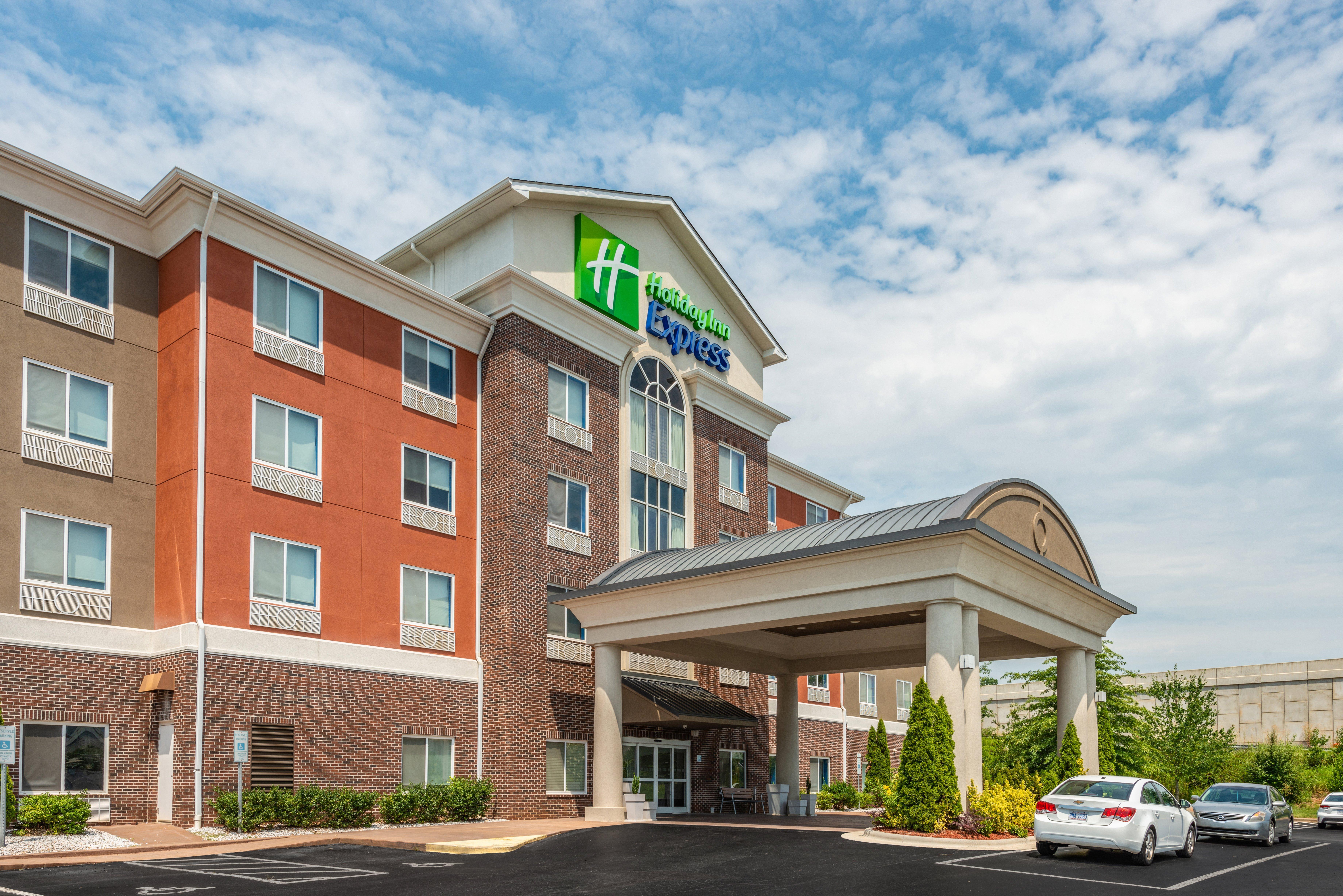 Holiday Inn Express & Suites Стейтсвил Екстериор снимка