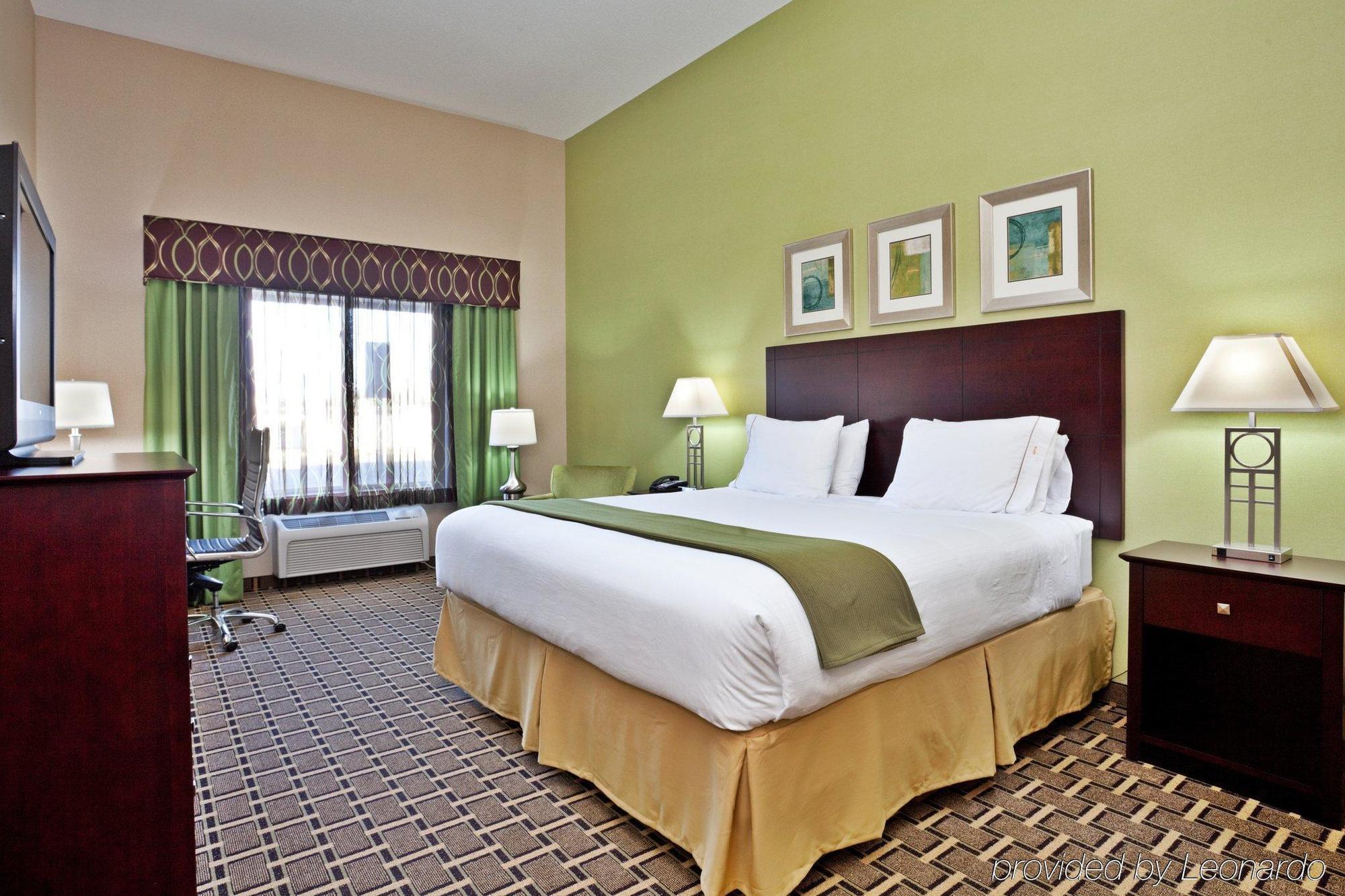 Holiday Inn Express & Suites Стейтсвил Стая снимка