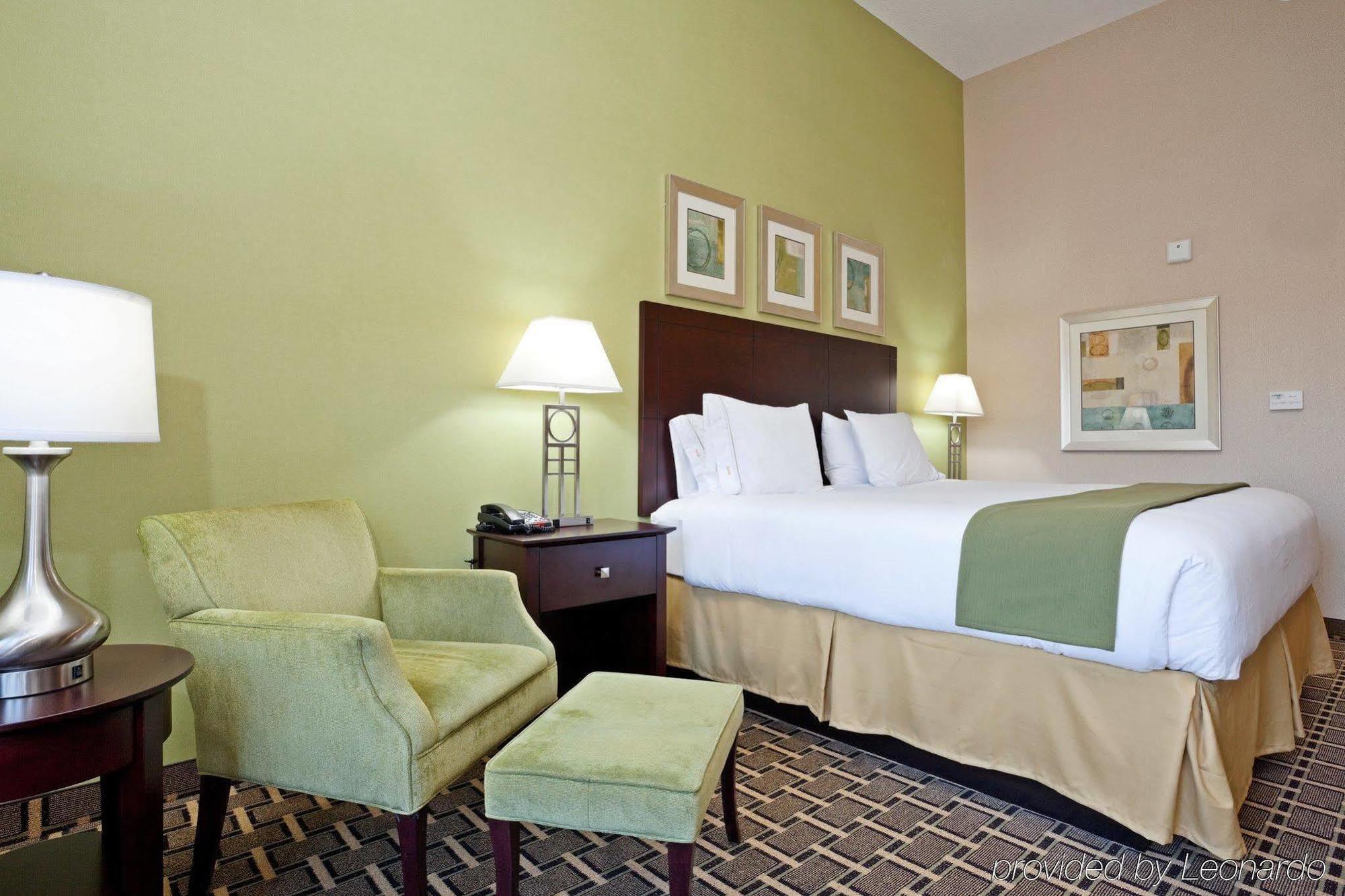 Holiday Inn Express & Suites Стейтсвил Екстериор снимка