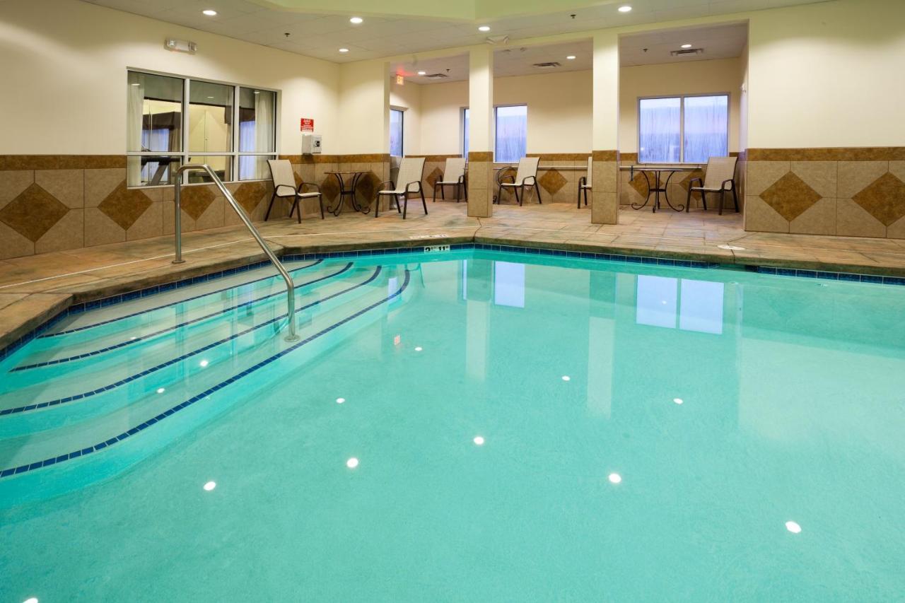 Holiday Inn Express & Suites Стейтсвил Екстериор снимка
