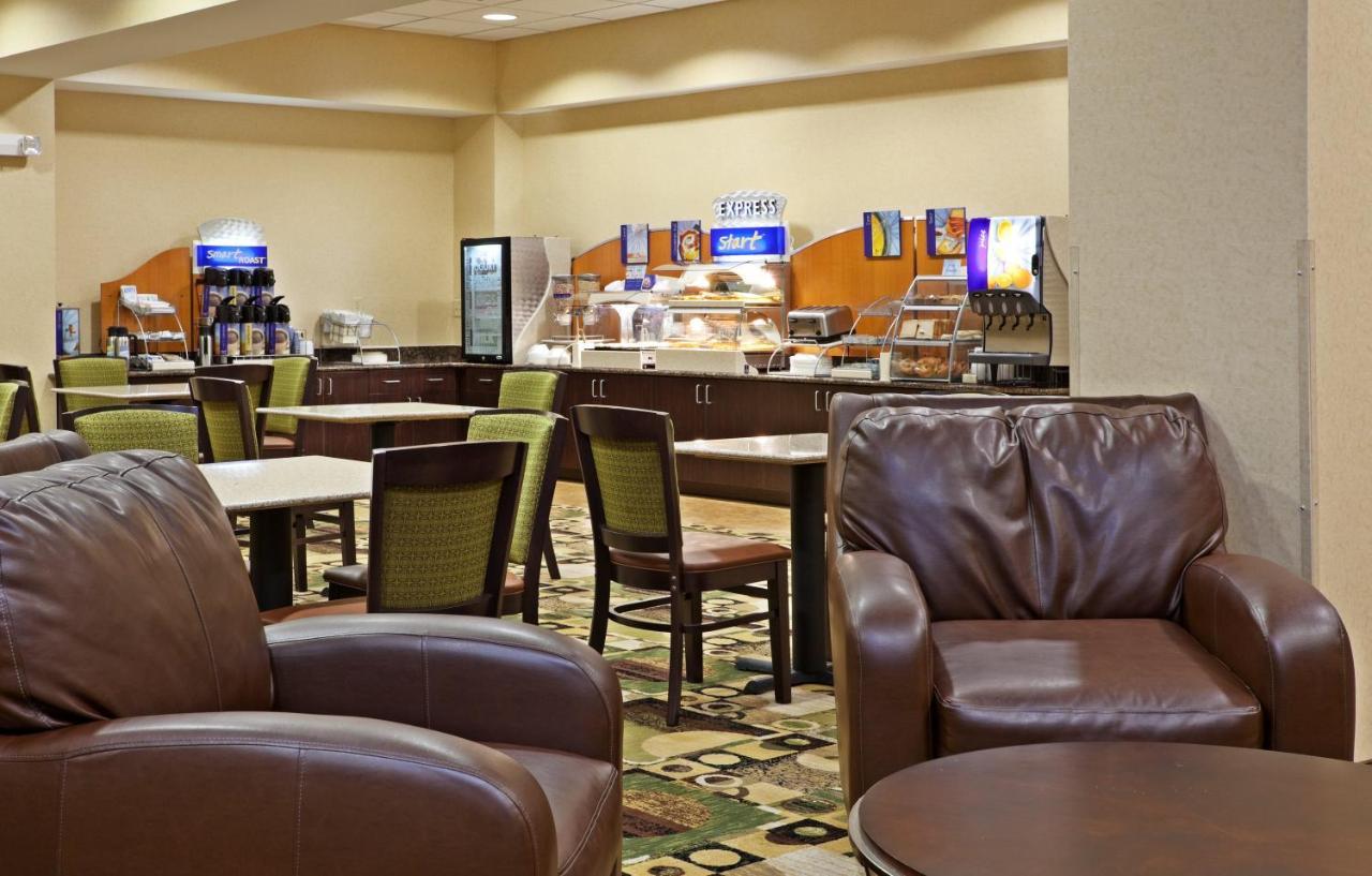 Holiday Inn Express & Suites Стейтсвил Екстериор снимка