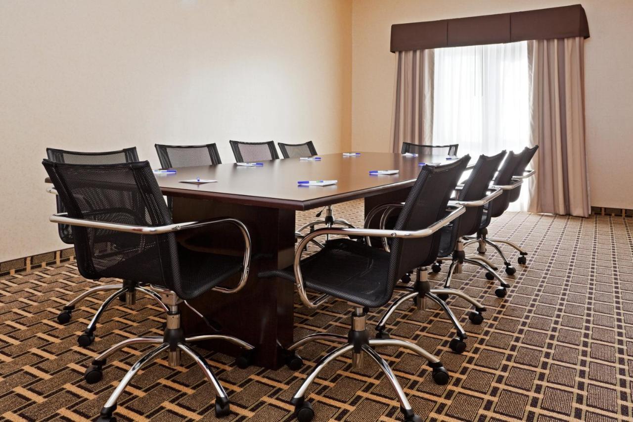 Holiday Inn Express & Suites Стейтсвил Екстериор снимка