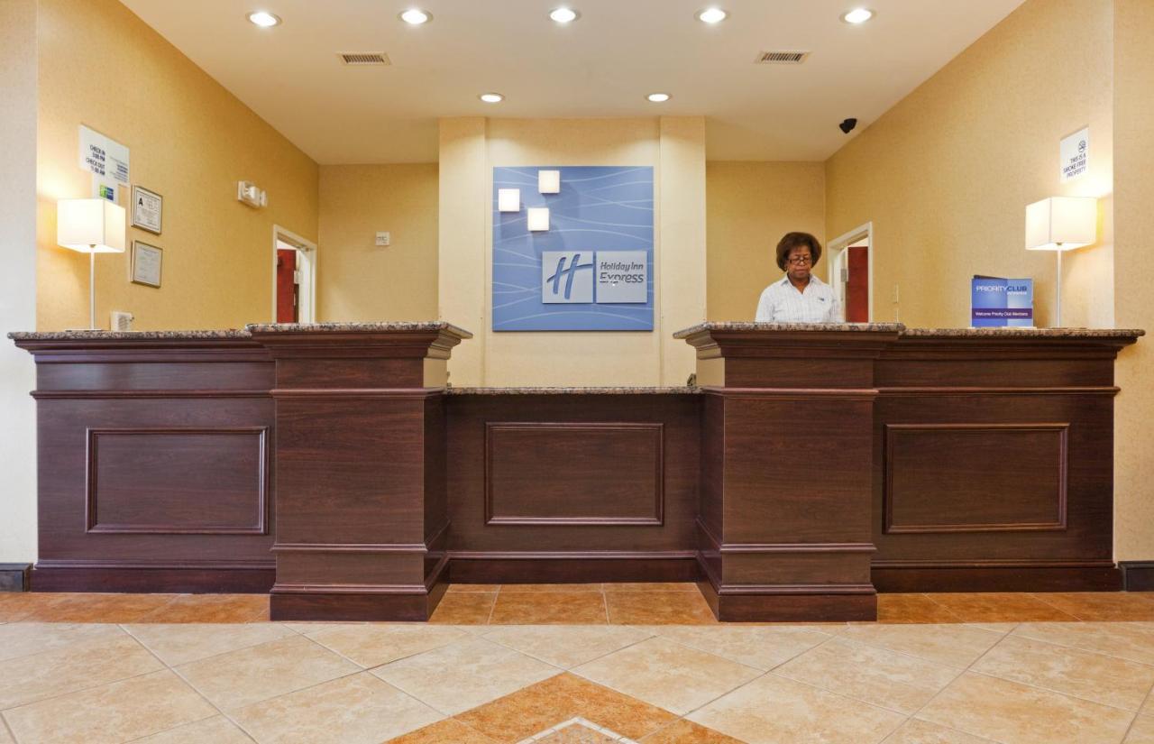 Holiday Inn Express & Suites Стейтсвил Екстериор снимка