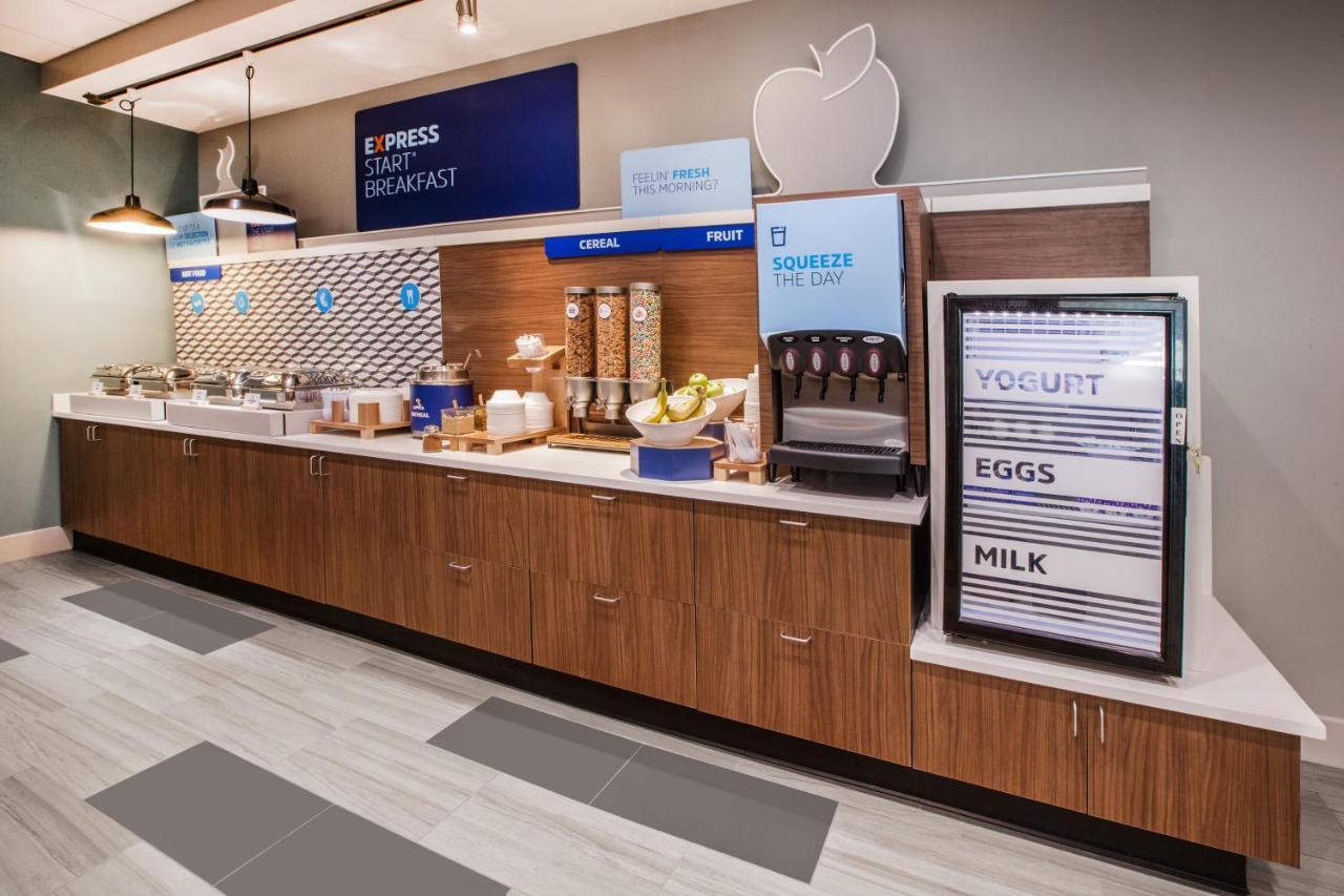 Holiday Inn Express & Suites Стейтсвил Екстериор снимка